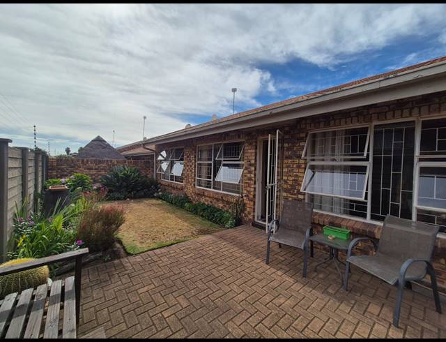 4 BEDROOM TOWNHOUSE FOR SALE IN VANDERBIJLPARK SE 1
